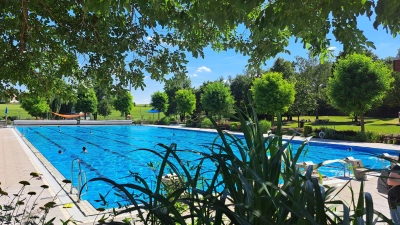 In den vergangenen Monaten nutzten zahlreiche Besucherinnen und Besucher die warmen Sommertage, um sich im Feuchtwanger Freibad abzukühlen und zu erholen. (Foto: Sabine Rohn)