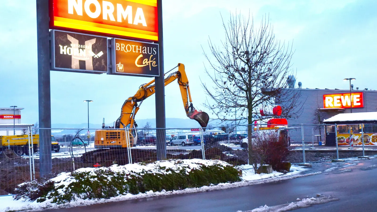 Der Bereich, in dem der neue Drogeriemarkt entstehen soll, ist bereits mit Bauzäunen abgesteckt. (Foto: Irmeli Pohl)