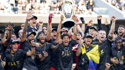 Carlos Vela vom Los Angeles FC hebt den Pokal zusammen mit seinen Mannschaftskameraden in die Höhe. (Foto: Marcio Jose Sanchez/AP/dpa)