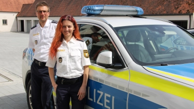Florian Stelzig und seine Vertreterin Andrea Dick im Hof der Polizei in der Ansbacher Straße. (Foto: Pauline Held)