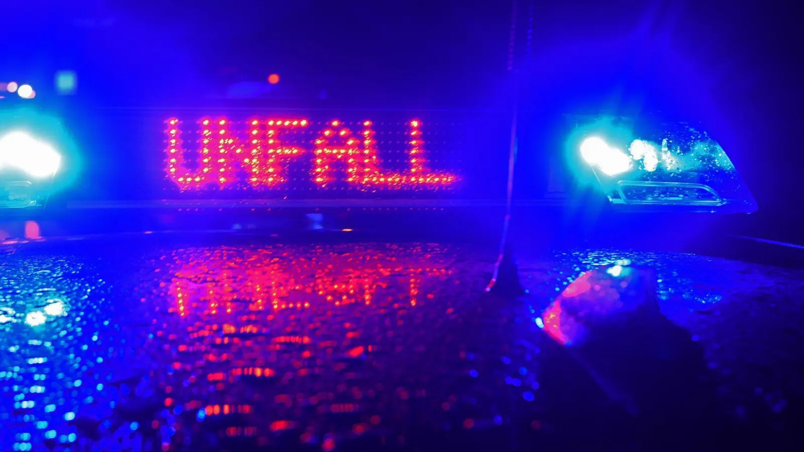 Im Kreuzungsbereich auf der Staatsstraße zwischen Waldeck und Dinkelsbühl kam es am Sonntagabend zu einem Unfall mit Verletzten. (Symbolbild: Stefan Puchner/dpa)