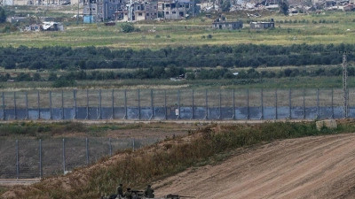 Israelische Soldaten an der Grenze zum Gazastreifen: Laut Regierungschef Netanjahu steht der Termin für die Offensive gegen die Stadt Rafah fest. (Foto: Tsafrir Abayov/AP/dpa)
