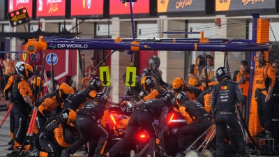 Die Lampen brennen in bisschen bei McLaren.   (Foto: Altaf Qadri/AP POOL/AP/dpa)