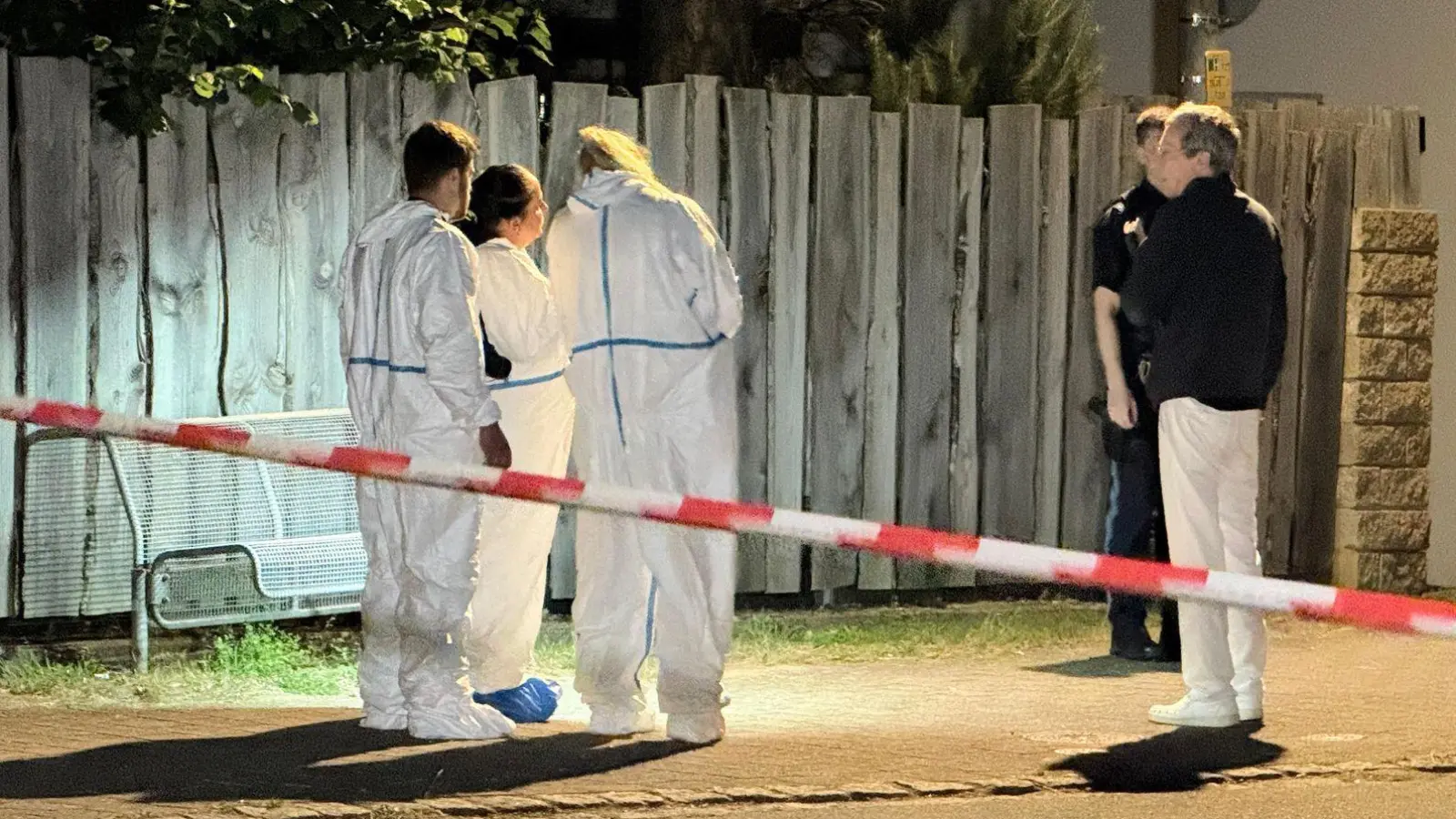 Die Spurensicherung untersucht den Tatort. (Foto: Goppelt/Vifogra /dpa)