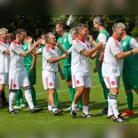 Die Uffenheimer Allstars verkaufen sich gegen die FCN-Traditionsmannschaft teuer und begeistern die rund 700 Zuschauerinnen und Zuschauer. (Foto: Alexander Rausch)