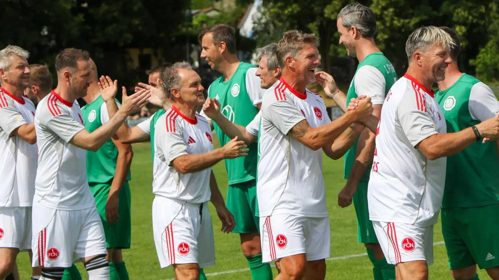 Die Uffenheimer Allstars verkaufen sich gegen die FCN-Traditionsmannschaft teuer und begeistern die rund 700 Zuschauerinnen und Zuschauer. (Foto: Alexander Rausch)