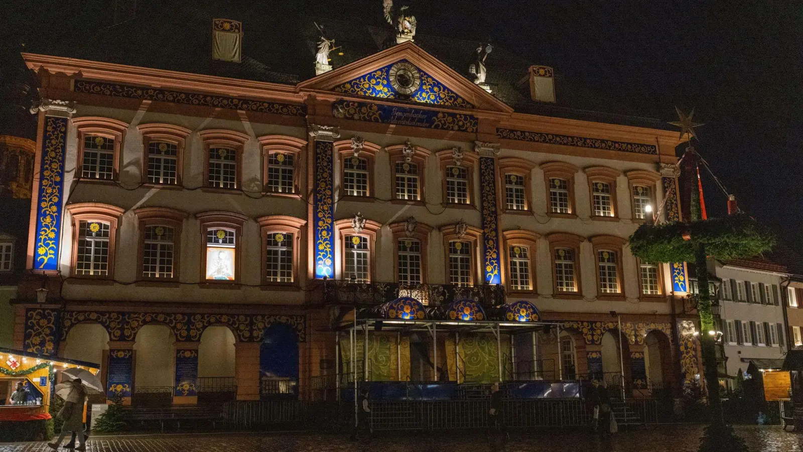 In der historischen Altstadt von Gengenbach im Schwarzwald wird die Fassade des Rathauses zu einem überdimensionierten Adventskalender umfunktioniert. (Foto: Philipp von Ditfurth/dpa)