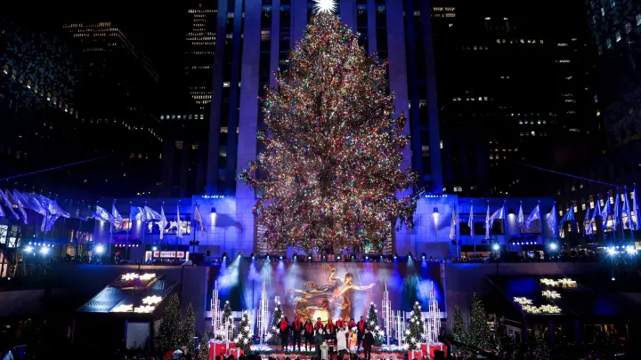 Der Weihnachtsbaum am Rockefeller Center ist zum 90. Mal angeknipst worden. (Foto: Julia Nikhinson/AP/dpa)