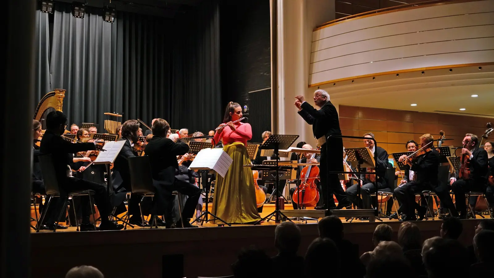 Aufwühlend: Die Württembergische Philharmonie Reutlingen unter Mario Venzago und die Solistin Ana de la Vega führen das Flötenkonzert von Elżbieta Sikora auf. (Foto: Elke Walter)