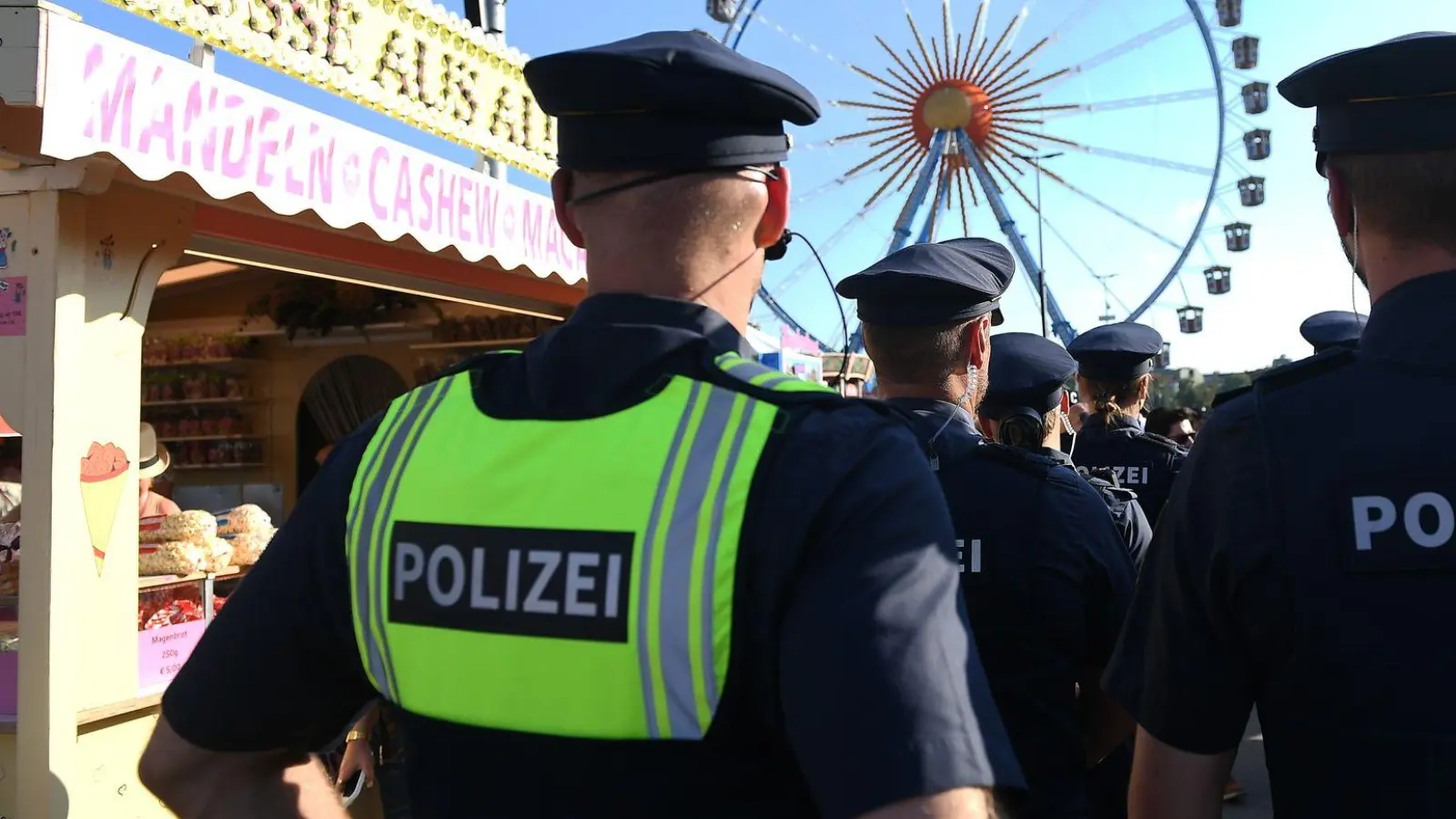 Eine Streife auf der Wiesn machte den 41-Jährigen ausfindig. (Symbolbild) (Foto: Felix Hörhager/dpa)