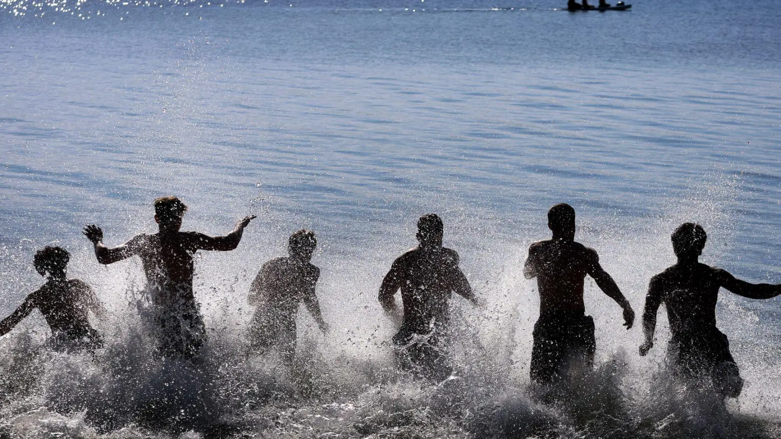 Sommer ist Badezeit - die Wasserqualität in Bayerns Seen ist laut Staatsregierung gut. (Illustration) (Foto: Karl-Josef Hildenbrand/dpa)