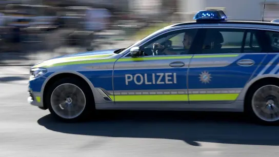 Auf die Hilfe der Polizei war ein 59-Jähriger in Ansbach angewiesen. Sein Nachbar hatte ihn eingesperrt. (Symbolbild: Felix Hörhager/dpa)