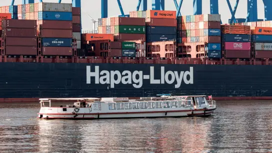 Das Hapag-Lloyd Containerschiff Osaka Express am Terminal Altenwerder. (Foto: Markus Scholz/dpa)