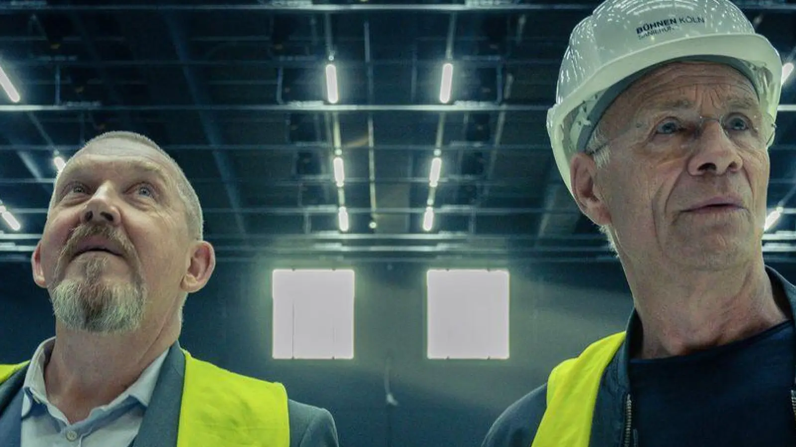 Die Kommissare Max Ballauf (Klaus J. Behrendt) und Freddy Schenk (Dietmar Bär) vermuten, dass der Täter zum Ensemble gehört.  (Foto: Thomas Kost/WDR /dpa)