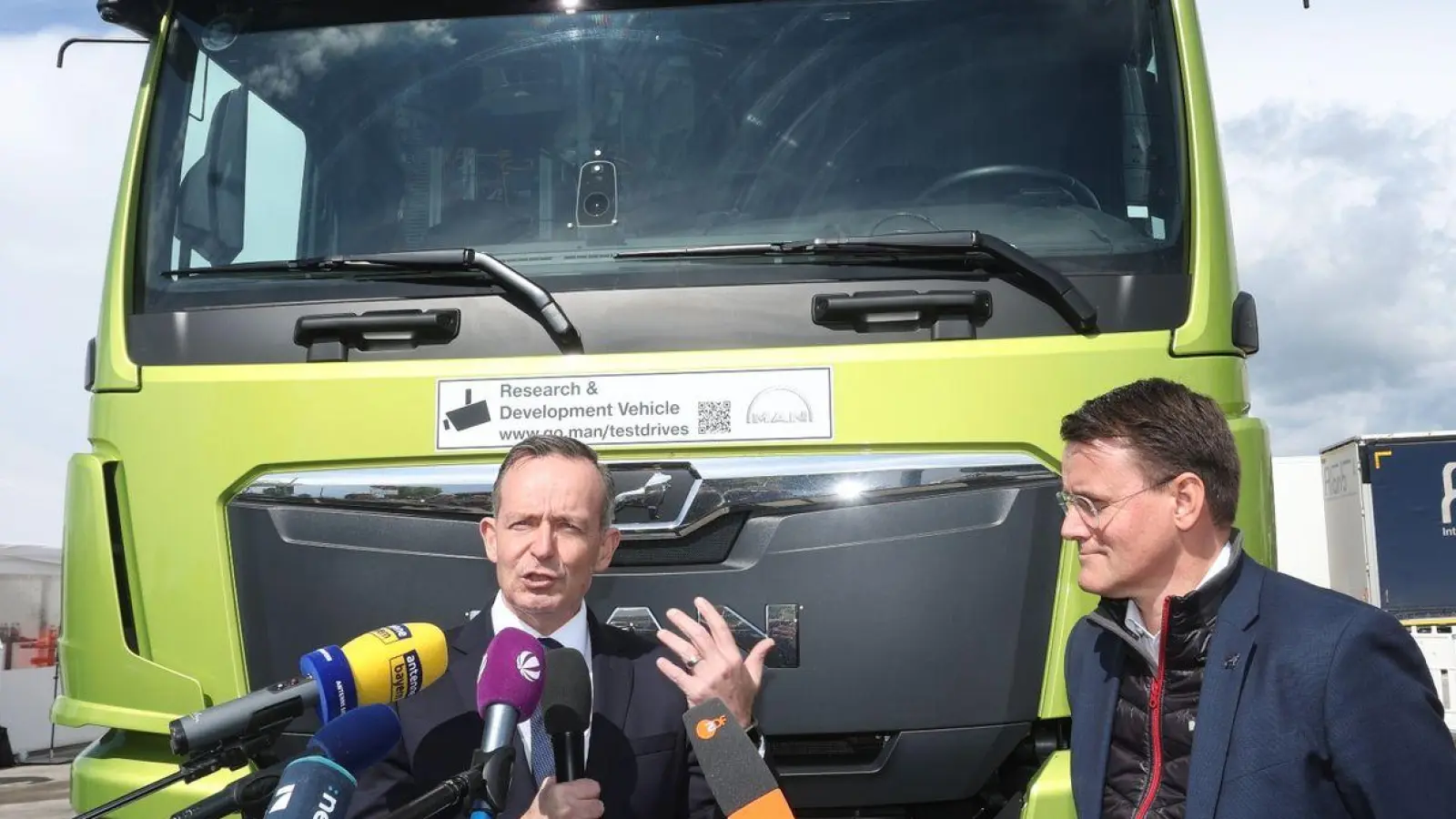 Fuhr bei einem fahrerlosen Lastwagen mit: Bundesverkehrsminister Volker Wissing (l). (Foto: Karl-Josef Hildenbrand/dpa)