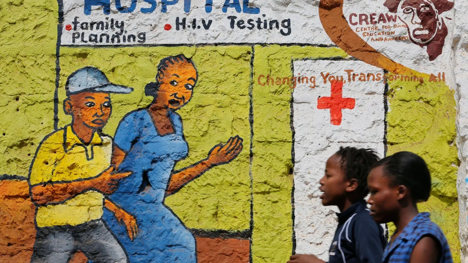 Auf dem Wandgemälde in Nairobi wird auf HIV und AIDS aufmerksam gemacht. (Foto: picture alliance / dpa)