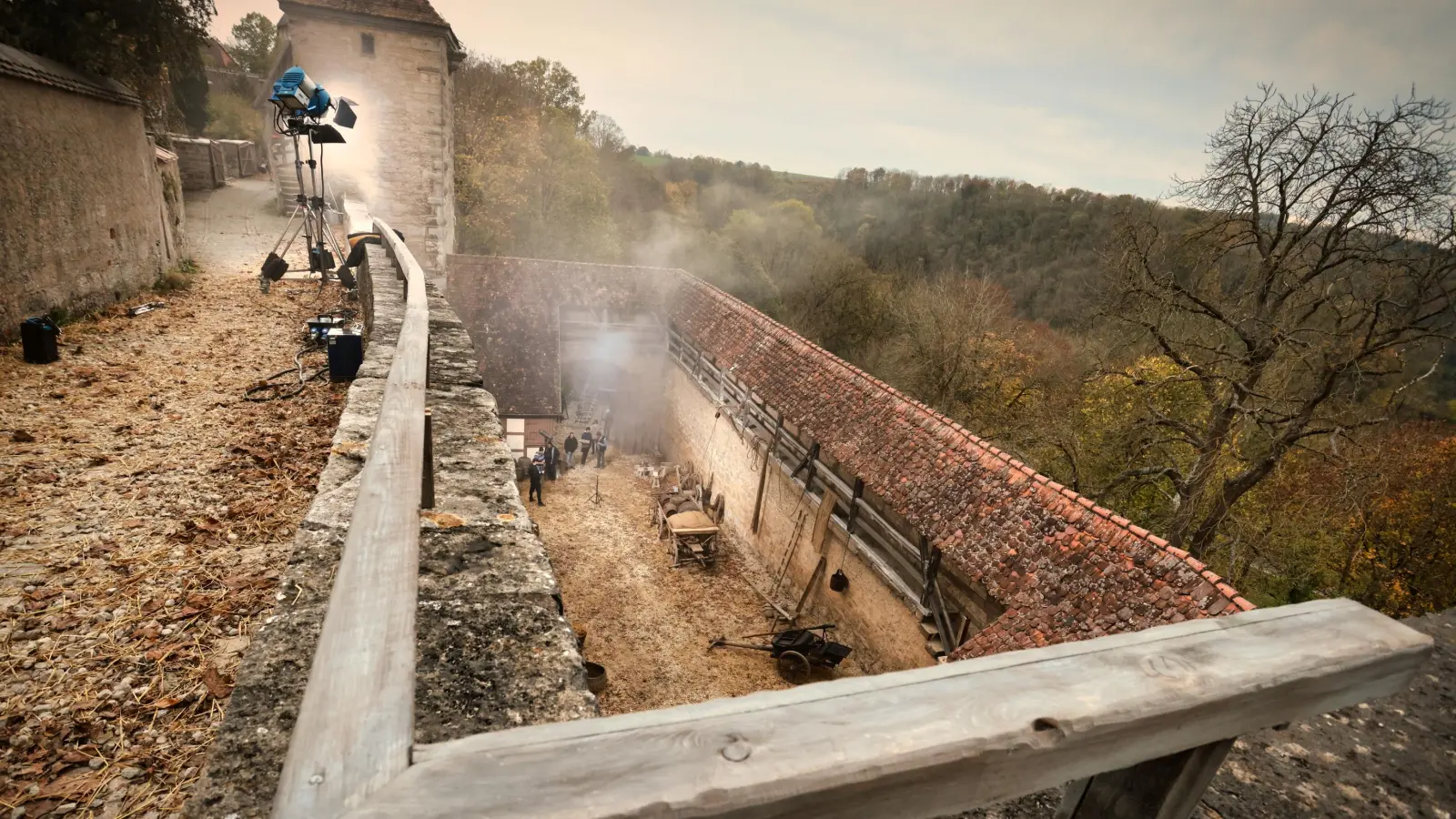 Gedreht wurde für die Serie „Kohlrabenschwarz“ unter anderem im Bereich des Kobolzeller Tors. Die Crew hatte im Innenhof der historischen Wehranlage eine Mittelalter-Szenerie aufgebaut. (Foto: Nico Krappweis)