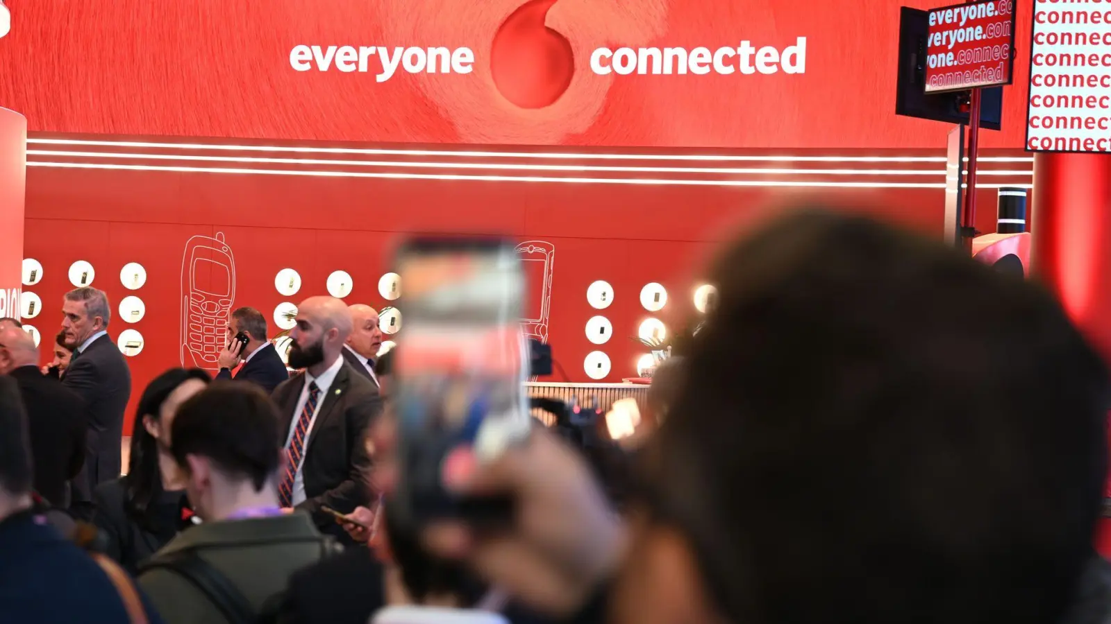Der Vodafone-Messestand beim MWC in Barcelona. (Foto: Wolf von Dewitz/dpa)