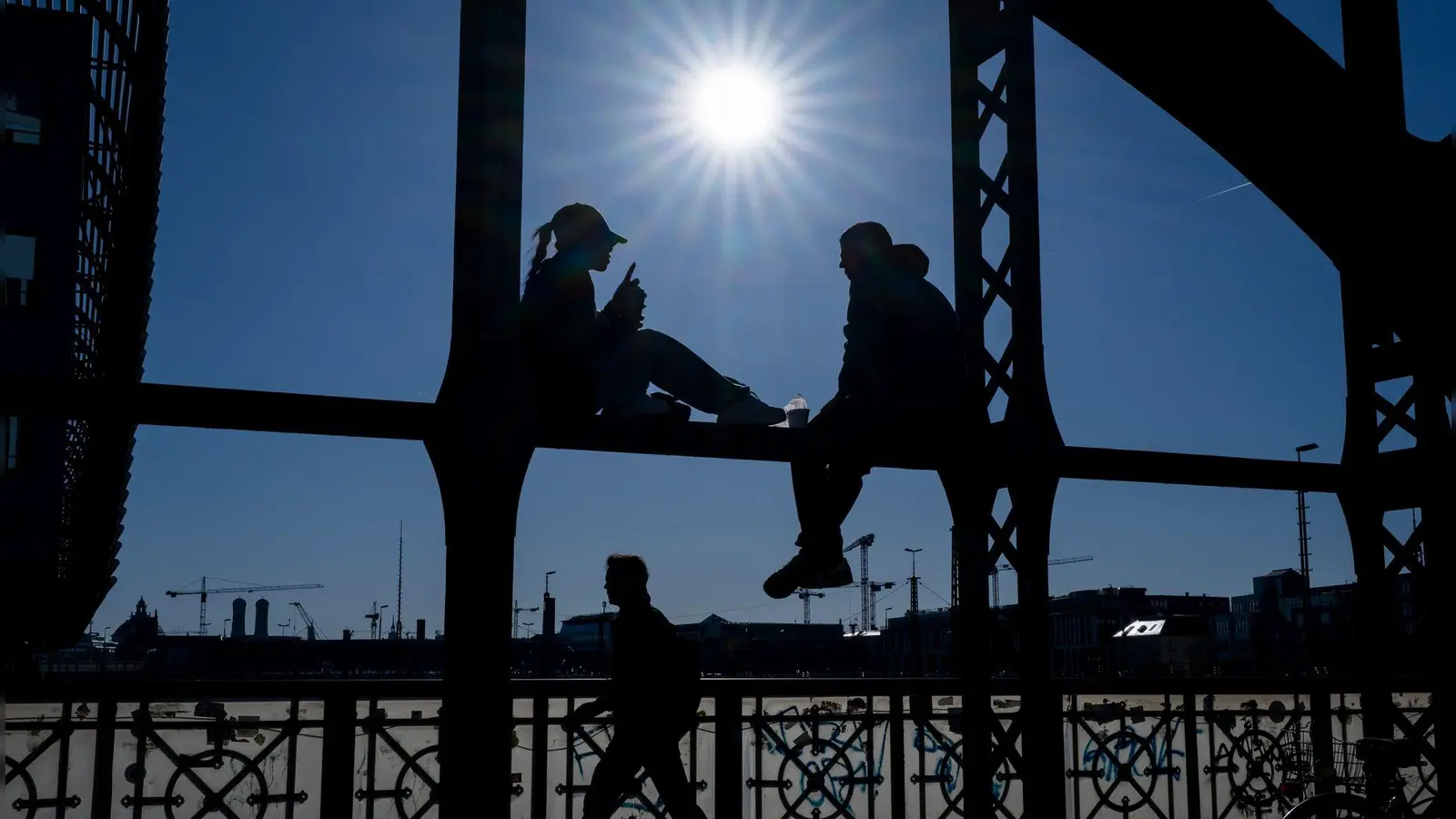Mit der Zeitumstellung bleibt abends mehr Zeit, die Sonne zu genießen. Wie hier auf der Hackerbrücke in München. (Archivbild) (Foto: Peter Kneffel/dpa)