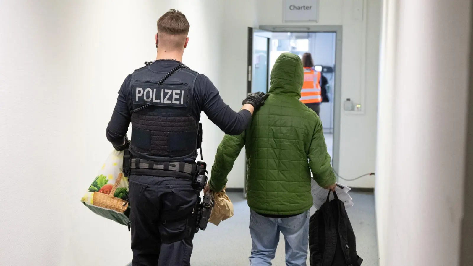 Mit Hilfe zusätzlicher Druckmittel sollen Abschiebungen nach der Vorstellung der EU-Staaten zukünftig schneller gehen. (Symbolbild) (Foto: Boris Roessler/dpa)