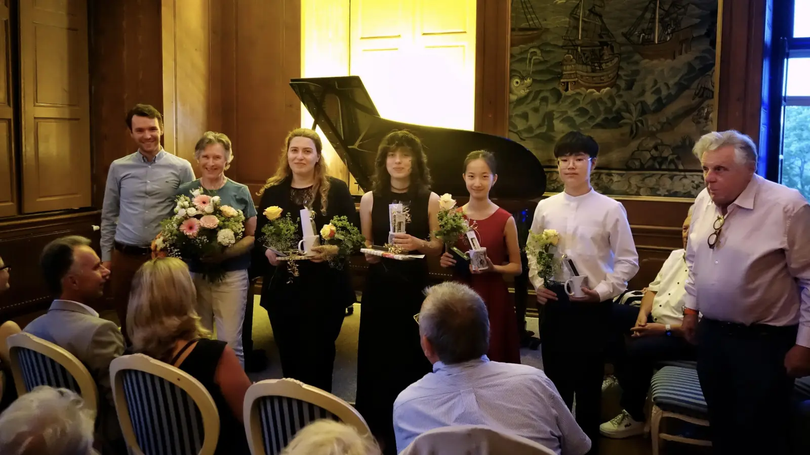 Kulturfördervereinsvorsitzender Constantin Fürst zu Hohenlohe-Schillingsfürst (rechts) führte durch das Programm. Die Aufnahme zeigt ihn mit (von links) Florian Glemser, dem künstlerischen Leiter des Liszt-Festivals, Meisterkurs-Dozentin Janina Fialkowska sowie den Ausführenden Tamta Magradze, Ildikó Rozsonits, Linda Yuan und Puri Puengpipattrakul. (Foto: Marion Etienne)