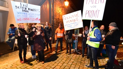 Schon Ende 2019 hatte es Proteste gegeben, weil Menschen um den Erhalt des Rothenburger Krankenhauses bangen. Diese Sorgen flammen nun wieder auf. Am Freitagnachmittag wollen die Krankenhaus-Fördervereine von Dinkelsbühl und Rothenburg mit einer Sternfahrt nach Ansbach ein Zeichen für den Erhalt der beiden Klinik-Standorte setzen (Archivfoto: Jim Albright)