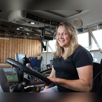 Schlepperfahren gehörte für Dagmar Thauer schon als Jugendliche dazu. Heute macht sie es immer noch gern. (Foto: Antonia Müller)