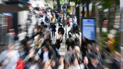 Unter Menschen und doch allein: Einsamkeit betrifft häufig Menschen mit sozialer Unsicherheit oder belastenden Bindungserfahrungen. (Foto: Bernd Weißbrod/dpa/dpa-tmn)