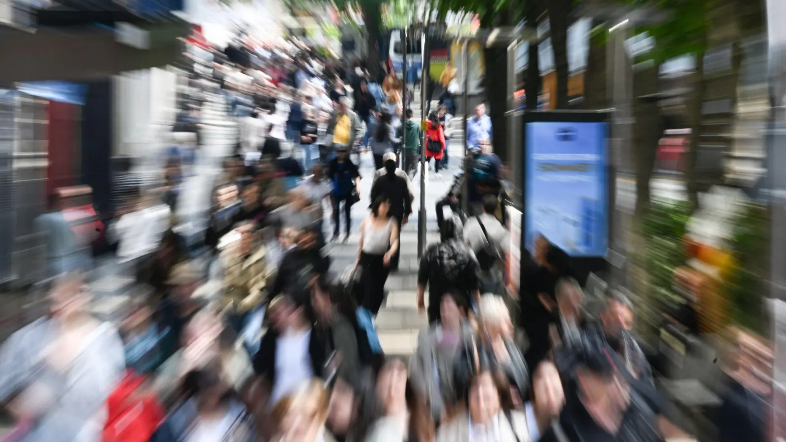 Unter Menschen und doch allein: Einsamkeit betrifft häufig Menschen mit sozialer Unsicherheit oder belastenden Bindungserfahrungen. (Foto: Bernd Weißbrod/dpa/dpa-tmn)