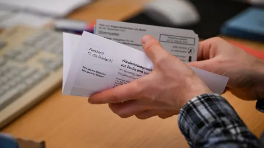 Mitarbeiter bereiten Wahlunterlagen für die Briefwahl vor. (Foto: Jens Kalaene/dpa)
