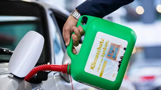 Haben Verbrenner durch E-Fuels noch eine Zukunft? Die synthetischen Kraftstoffe sind laut einer Studie wenig umweltfreundlich. (Foto: Tom Weller/dpa)