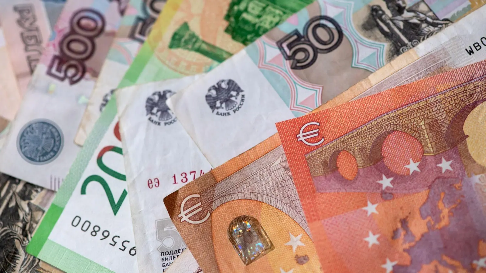 In Oberndorf tauschte ein 30-Jähriger angeblichen weißrussischen Rubel gegen Euros. Aber: Er wurde Opfer von Betrügern. (Symbolbild: Sven Hoppe/dpa)