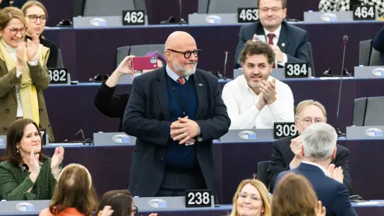 Marc Angel (M, LSAP, Fraktion S&amp;D) steht im Europäischen Parlament und nimmt nach seiner Wahl zum Vizepräsidenten des Europäischen Parlaments Applaus entgegen. (Foto: Philipp von Ditfurth/dpa)