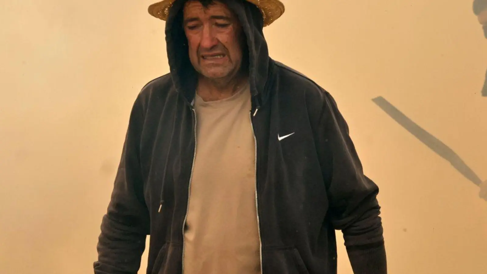 Menschen reagieren bei der Bekämpfung eines Waldbrandes in Veiga das Meas im Nordwesten Spaniens. (Foto: Lalo R. Villar/AP/dpa)