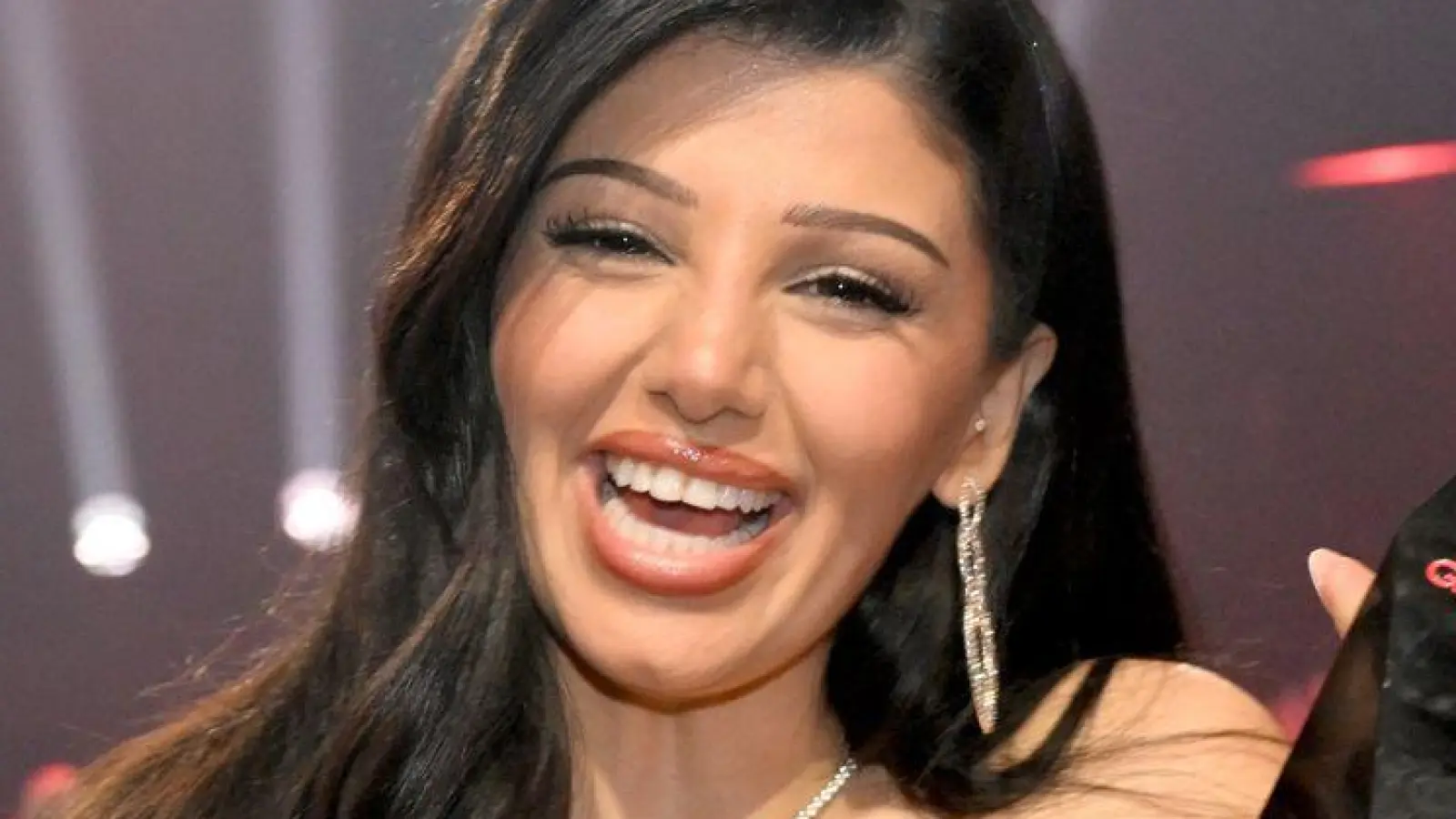 Die neue „Miss Germany“ konnte es kaum fassen.  (Foto: Felix Hörhager/dpa)