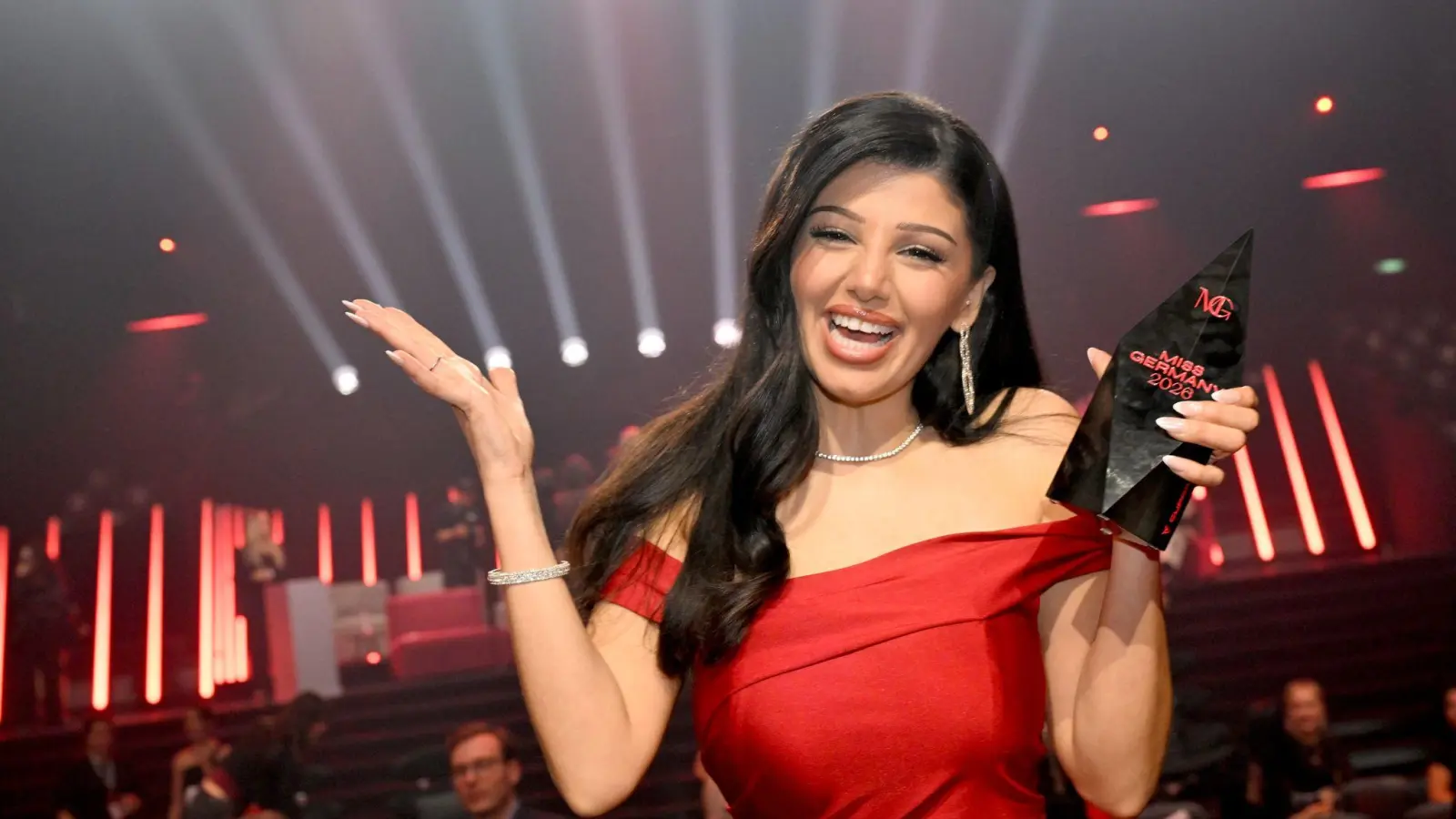 Die neue „Miss Germany“ konnte es kaum fassen.  (Foto: Felix Hörhager/dpa)