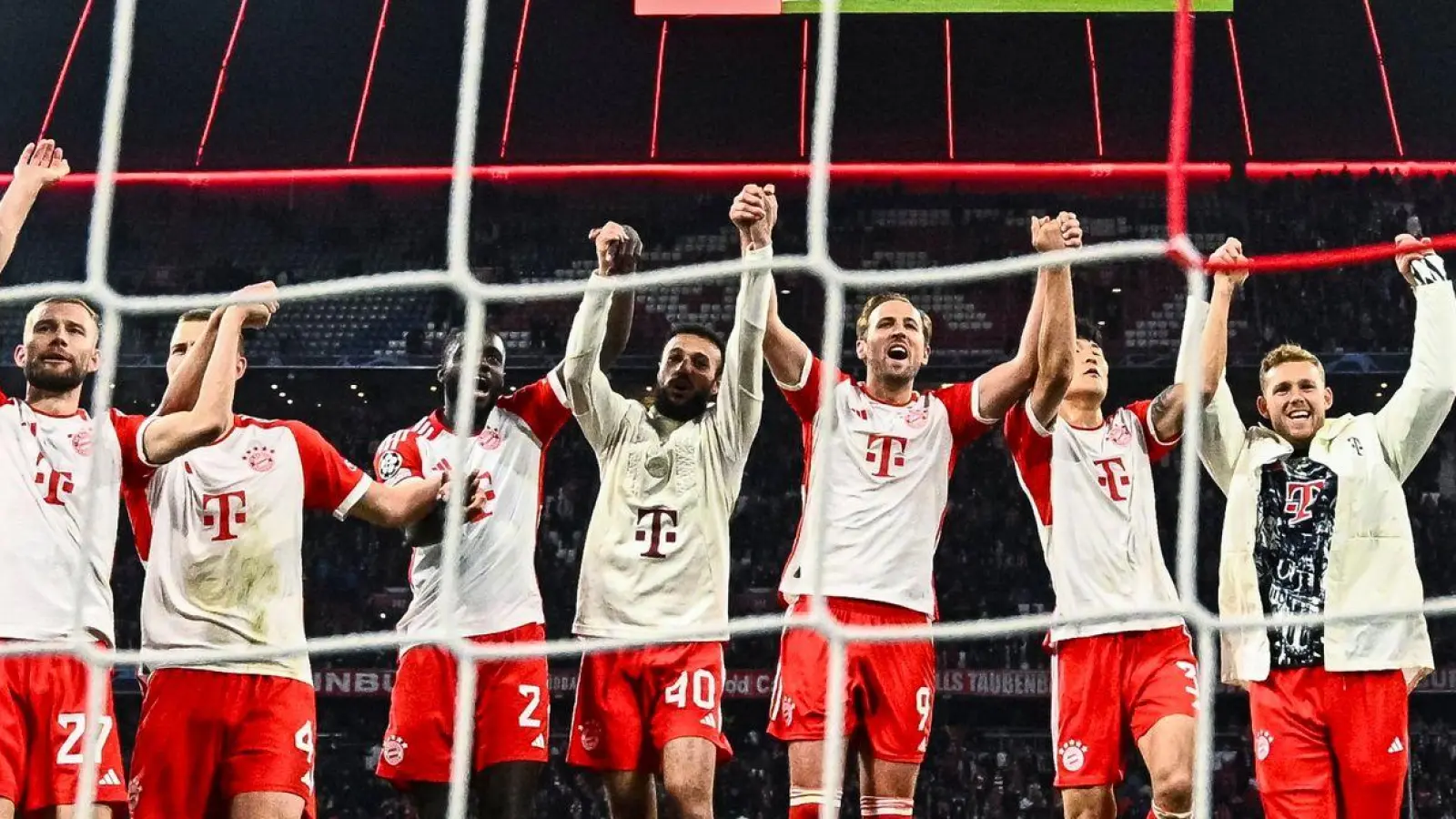 Münchens Spieler jubeln nach dem Spiel mit den Fans. (Foto: Tom Weller/dpa)