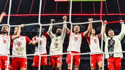 Münchens Spieler jubeln nach dem Spiel mit den Fans. (Foto: Tom Weller/dpa)