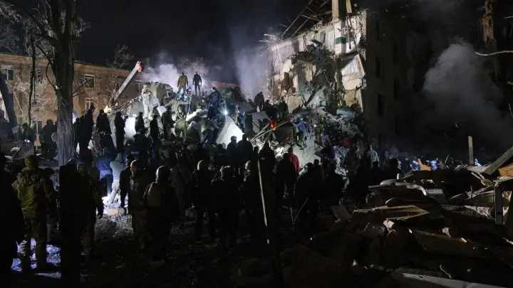 Rettungskräfte und Anwohner räumen die Trümmer nach dem Einschlag einer russischen Rakete in ein Wohnhaus in der Stadt Kramatorsk. (Foto: Yevgen Honcharenko/AP/dpa)