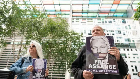 Unterstützer des Wikileaks-Gründers Assange vor dem Innenministerium in London. Der inhaftierte Wikileaks-Gründer Assange geht weiter juristisch gegen seine Auslieferung in die USA vor. (Foto: Dominic Lipinski/PA Wire/dpa)