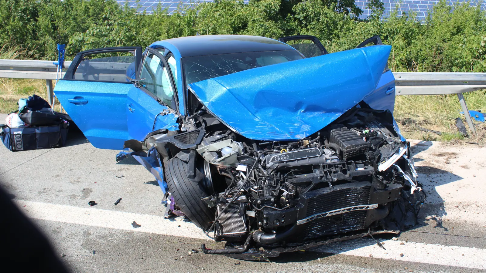 Bei einem Unfall auf der A7 nahe Uffenheim wurde ein Auto vollkommen zerstört. (Foto: Feuerwehr Uffenheim)
