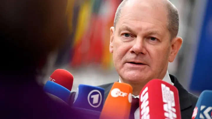 Bundeskanzler Olaf Scholz (SPD) gibt sich in der Verbrenner-Debatte demonstrativ gelassen. (Foto: Geert Vanden Wijngaert/AP)