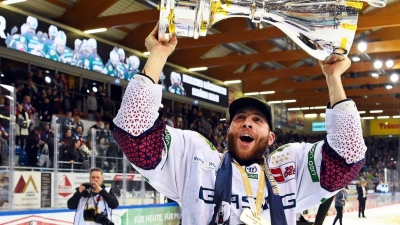 Berlins Yannick Veilleux jubelt nach dem Gewinn der deutschen Eishockey-Meisterschaft mit dem Pokal. (Foto: Carmen Jaspersen/dpa)