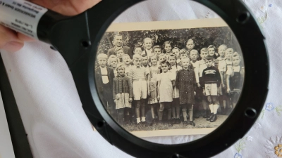 Georg Dietlein hat in seinem Fotoalbum geblättert und ein Gruppenfoto mit den Klassengefährten von früher gefunden. (Foto: Nina Daebel)
