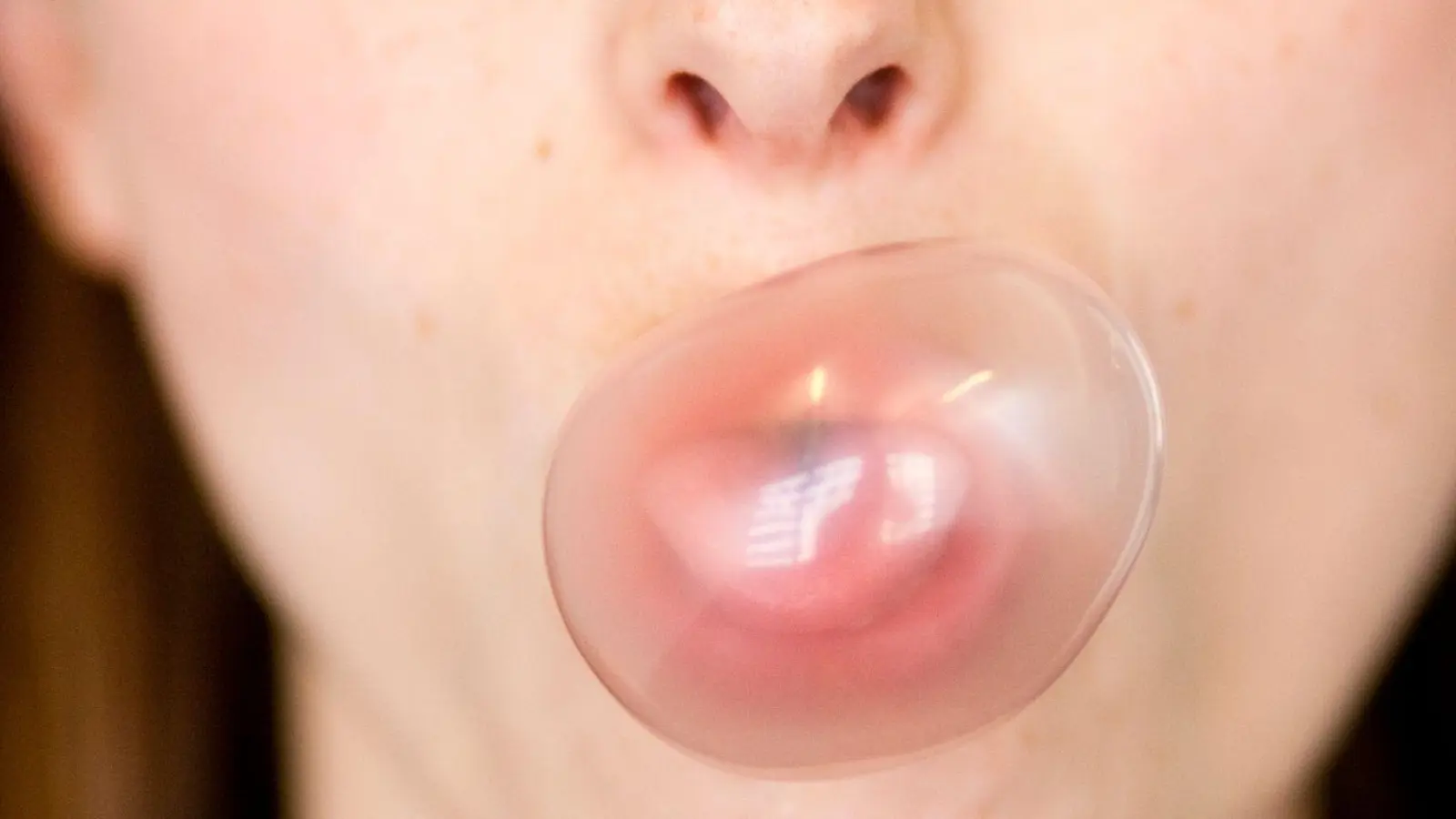 Ein Rauchstopp geht oft mit der Frage einher: Wie halte ich meinen Mund nun beschäftigt? Eine Idee: ein (Nikotin-)Kaugummi.  (Foto: Rolf Vennenbernd/dpa/dpa-tmn)