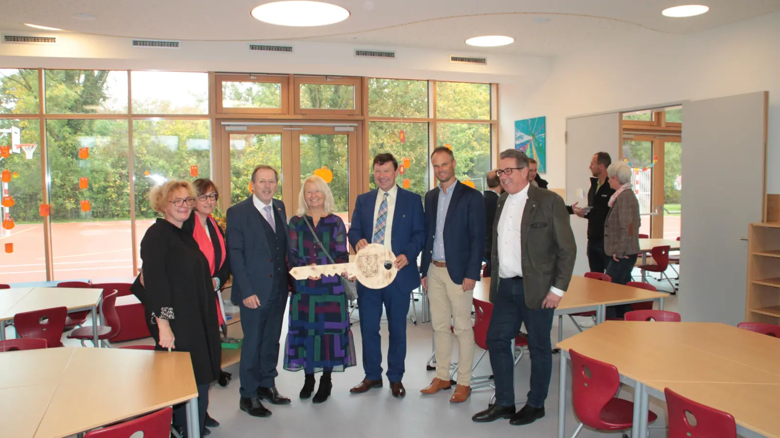 Vetreter aus den Bereichen Kirche, Schule und Politik freuten sich über die Einweihung (von links): Heike Stillerich, Inge Knörr, Hans Herold, Claudia Finck, Jürgen Heckel, Stefan Rechter und Ergersheims Bürgermeister Dieter Springmann. (Foto: Hans-Bernd Glanz)