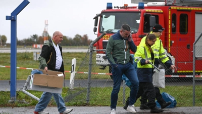 Nachdem ein Zaun am Flughafen Leipzig/Halle stark beschädigt wurde, ermittelt die Polizei in alle Richtungen. (Foto: Heiko Rebsch/dpa)