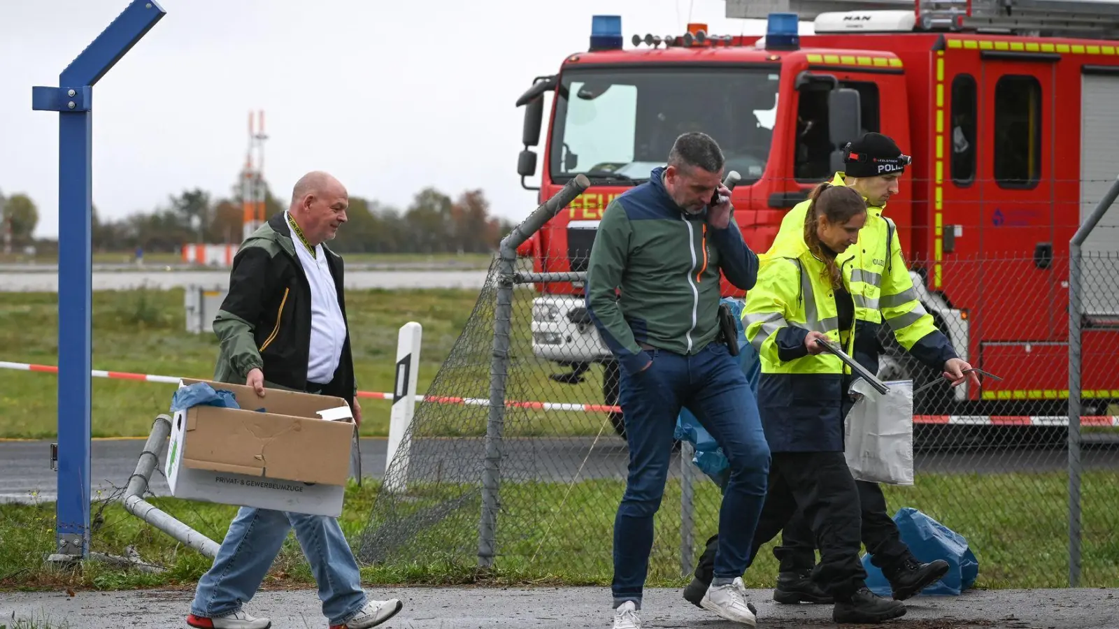 Nachdem ein Zaun am Flughafen Leipzig/Halle stark beschädigt wurde, ermittelt die Polizei in alle Richtungen. (Foto: Heiko Rebsch/dpa)