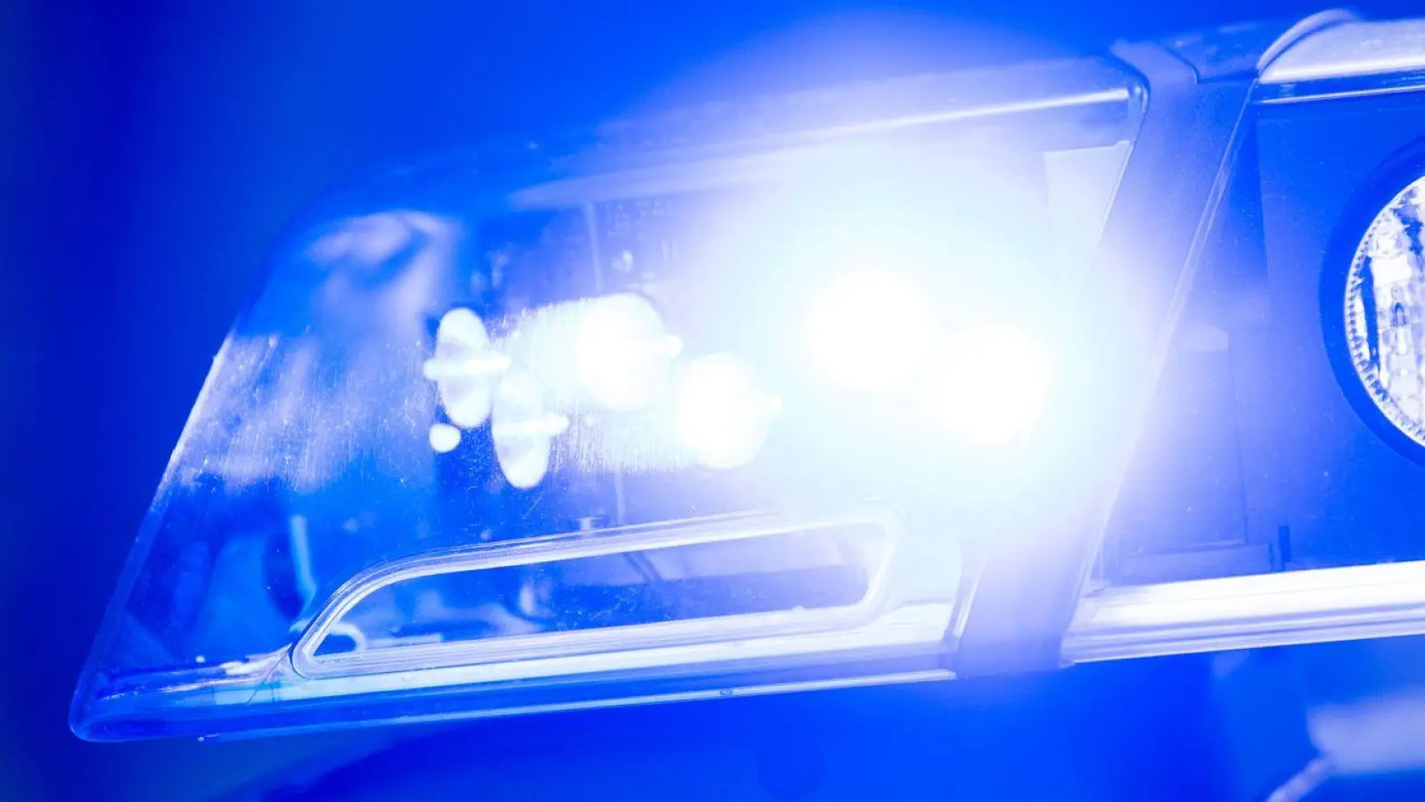 In der Nacht muss die Polizei gleich mehrere Male wegen des Unwetters ausrücken. (Symbolbild) (Foto: Lino Mirgeler/dpa)