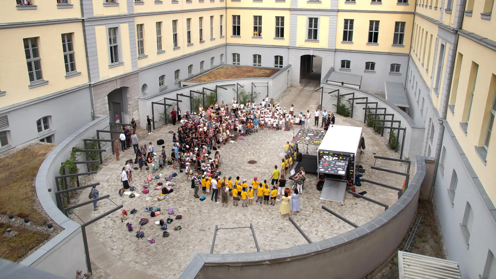Schlosshofsingen der Musikalischen Grundschulen an der Regierung von Mittelfranken. (Foto: Thomas Müller)